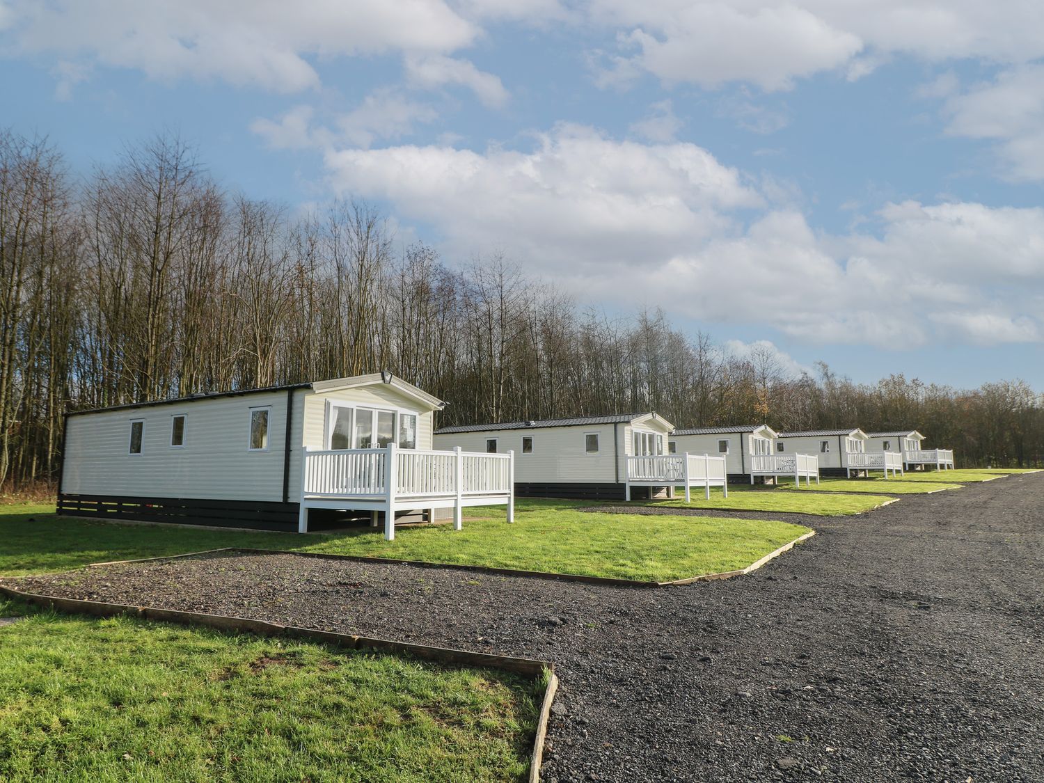 Swan Lake Lodges 1, Swannington, Leicestershire. Hot tub. Enclosed garden. Dishwasher. Single-storey