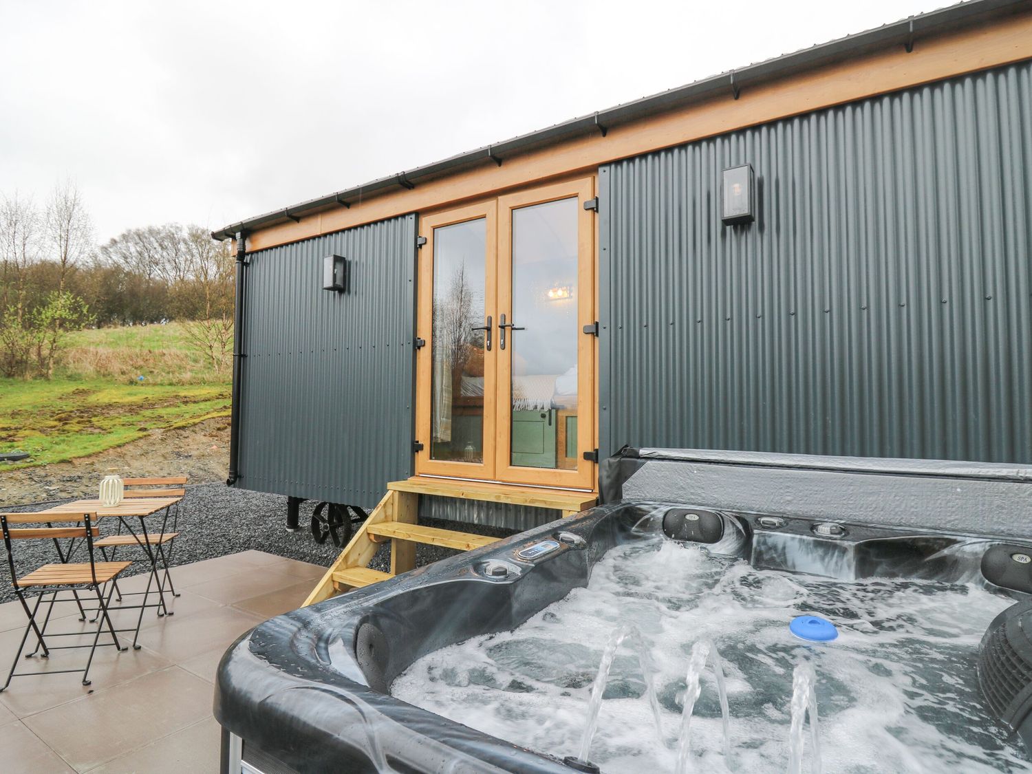 Dam View Shepherds Hut in Rhayader, Powys. Couple's retreat. Open-plan living. Mountain views. WiFi.