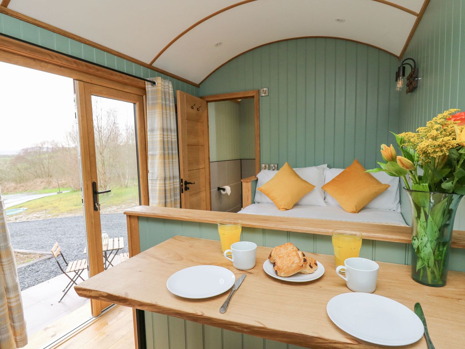 Dam View Shepherds Hut in Rhayader, Powys. Couple's retreat. Open-plan living. Mountain views. WiFi.