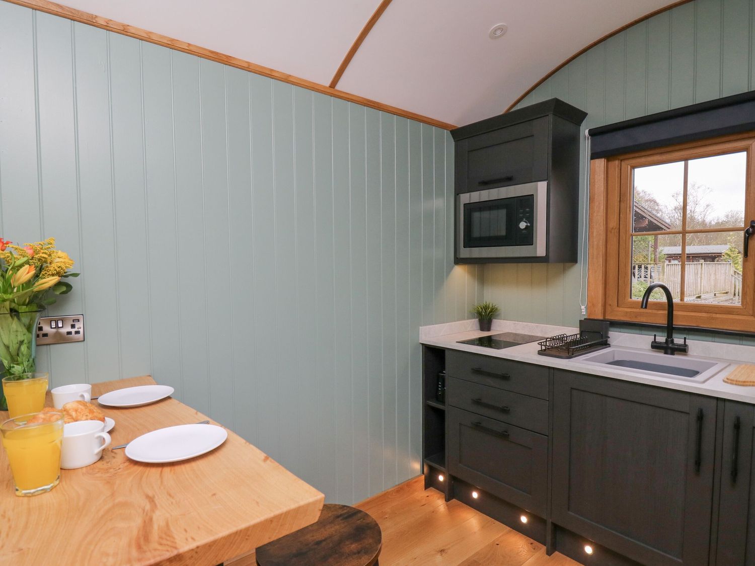 Dam View Shepherds Hut in Rhayader, Powys. Couple's retreat. Open-plan living. Mountain views. WiFi.