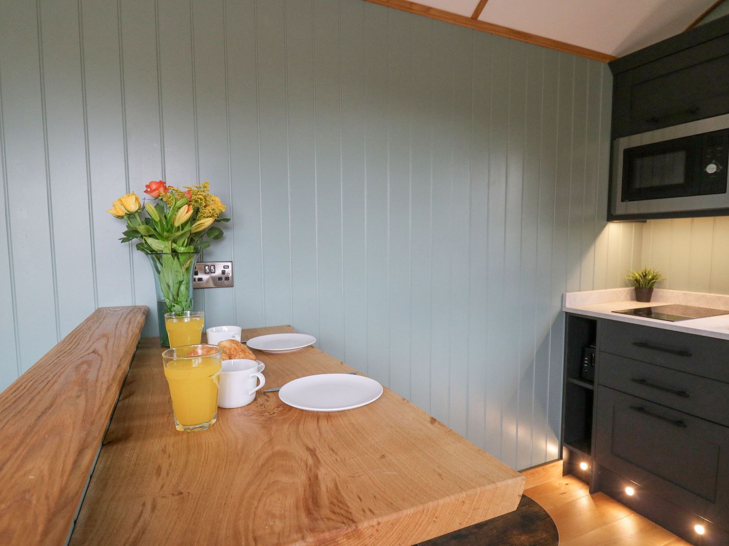 Dam View Shepherds Hut in Rhayader, Powys. Couple's retreat. Open-plan living. Mountain views. WiFi.