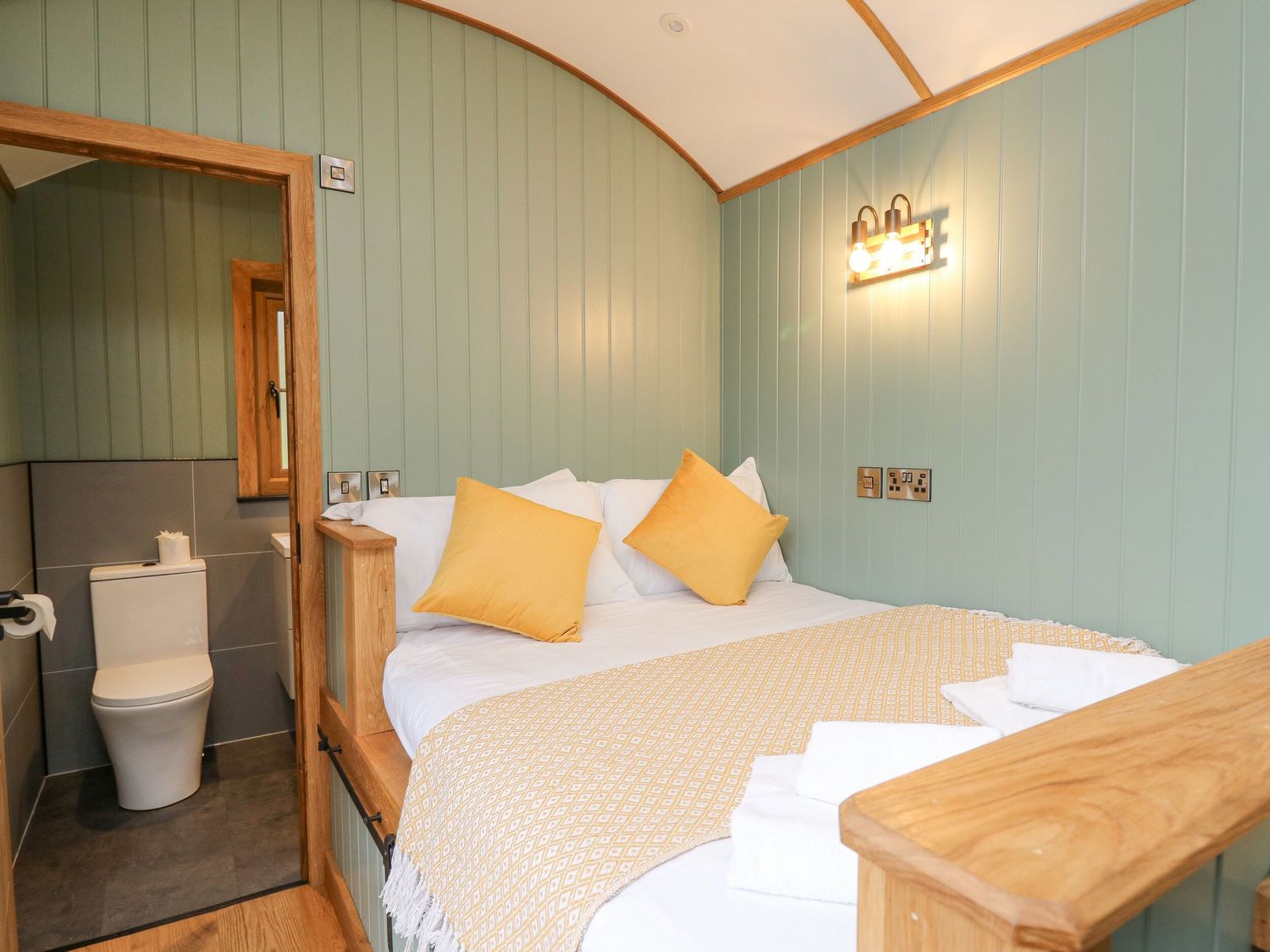 Dam View Shepherds Hut in Rhayader, Powys. Couple's retreat. Open-plan living. Mountain views. WiFi.