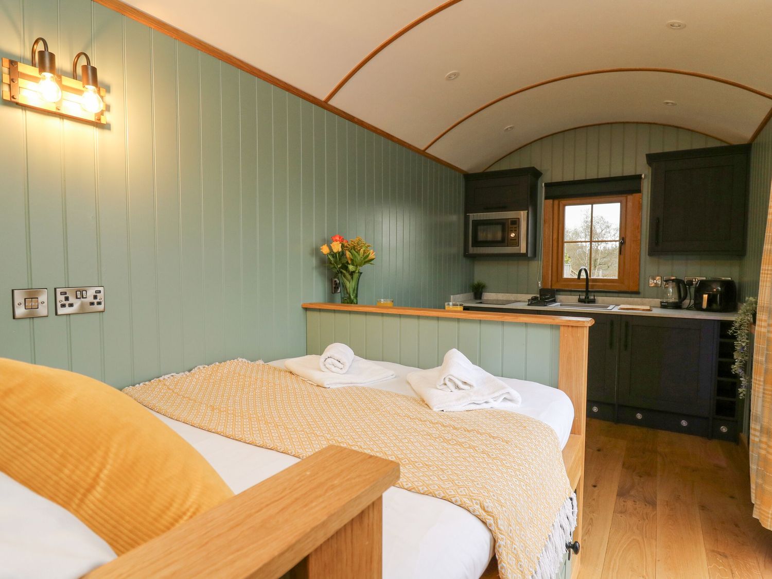 Dam View Shepherds Hut in Rhayader, Powys. Couple's retreat. Open-plan living. Mountain views. WiFi.