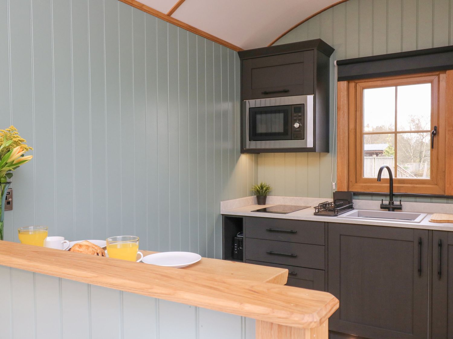 Dam View Shepherds Hut in Rhayader, Powys. Couple's retreat. Open-plan living. Mountain views. WiFi.