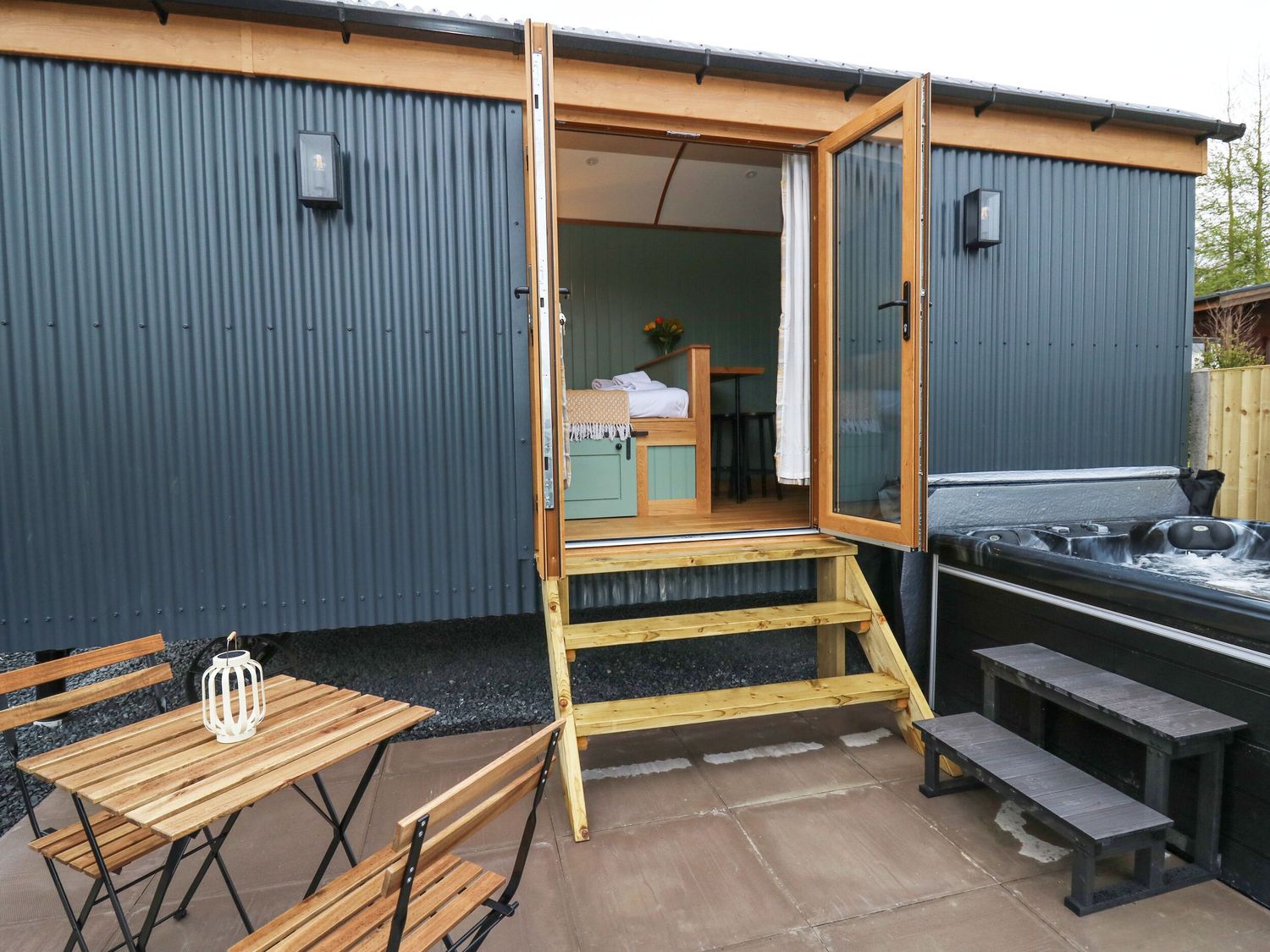 Dam View Shepherds Hut in Rhayader, Powys. Couple's retreat. Open-plan living. Mountain views. WiFi.