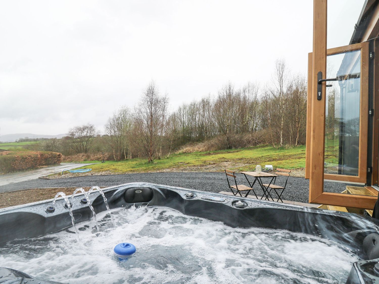 Dam View Shepherds Hut in Rhayader, Powys. Couple's retreat. Open-plan living. Mountain views. WiFi.