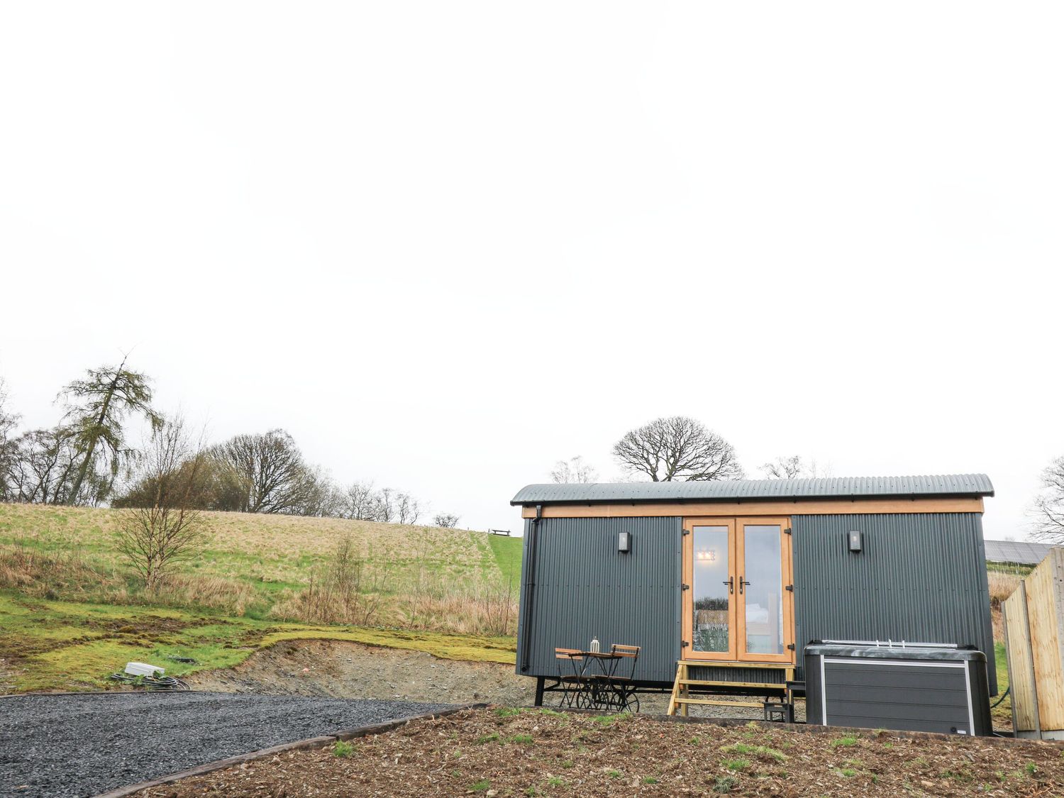 Dam View Shepherds Hut in Rhayader, Powys. Couple's retreat. Open-plan living. Mountain views. WiFi.