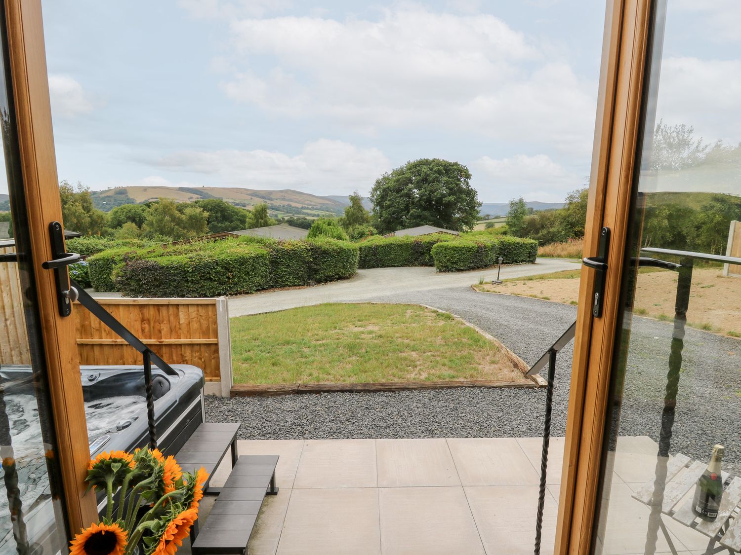 Dam View Shepherds Hut in Rhayader, Powys. Couple's retreat. Open-plan living. Mountain views. WiFi.