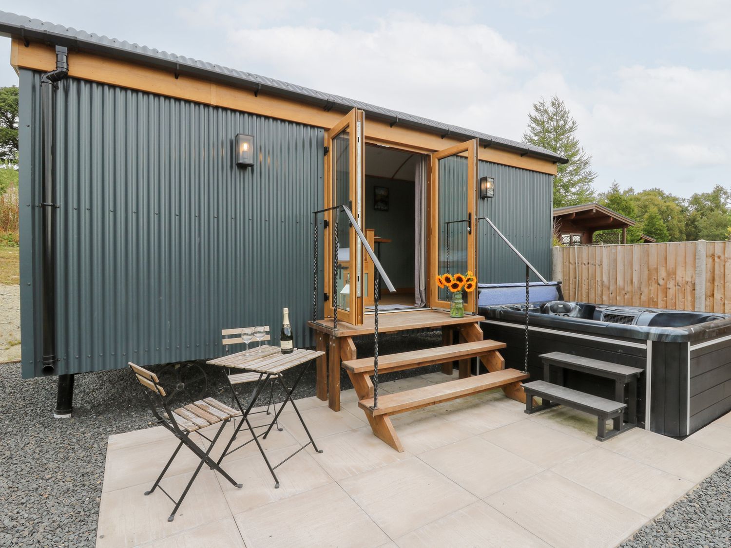 Dam View Shepherds Hut in Rhayader, Powys. Couple's retreat. Open-plan living. Mountain views. WiFi.