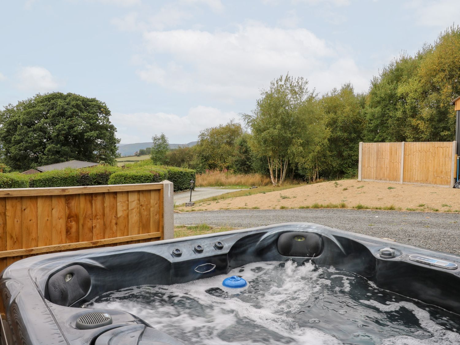 Dam View Shepherds Hut in Rhayader, Powys. Couple's retreat. Open-plan living. Mountain views. WiFi.