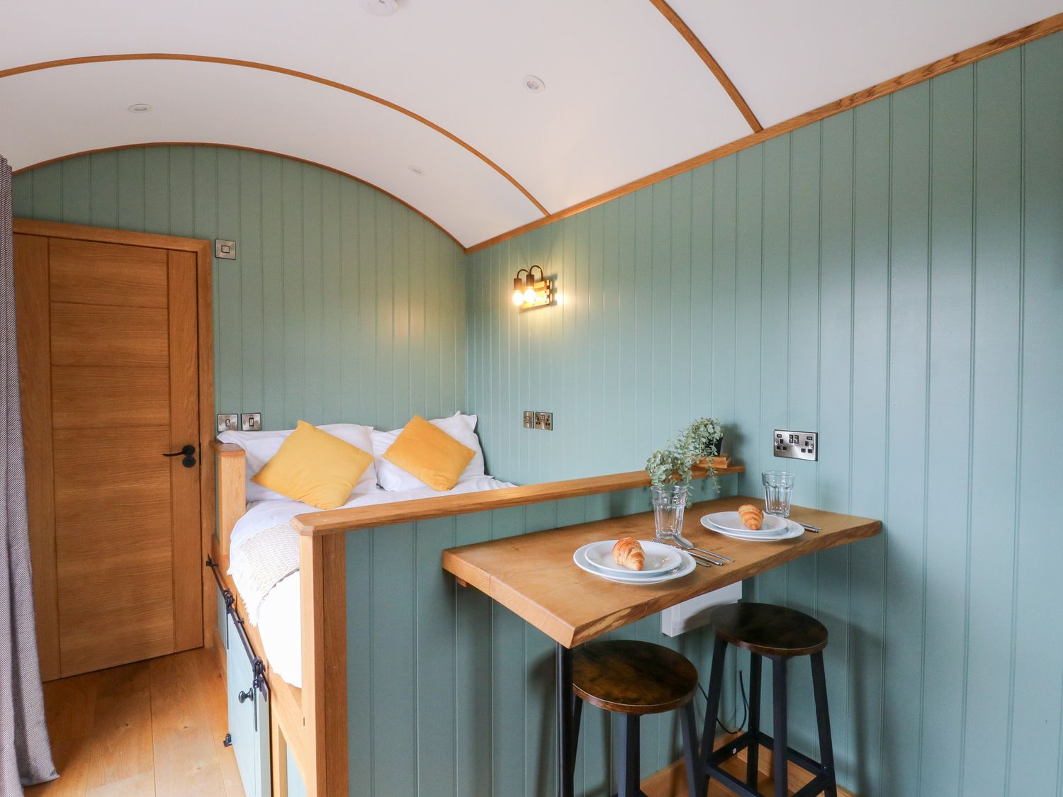 Dam View Shepherds Hut in Rhayader, Powys. Couple's retreat. Open-plan living. Mountain views. WiFi.