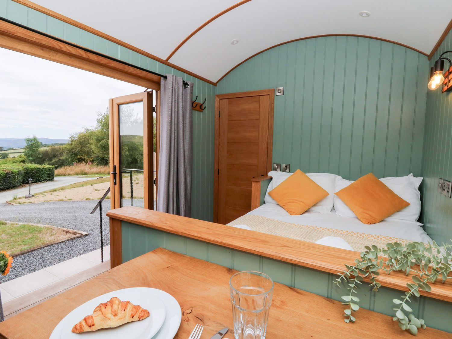 Dam View Shepherds Hut in Rhayader, Powys. Couple's retreat. Open-plan living. Mountain views. WiFi.