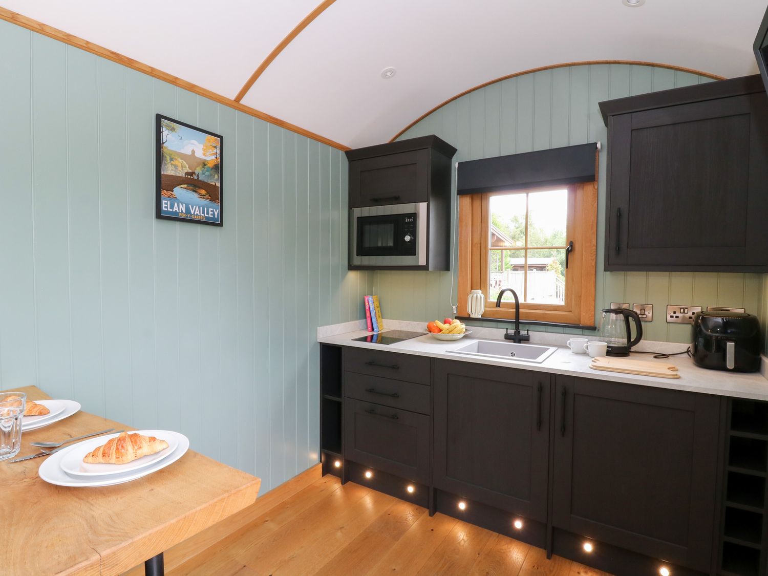 Dam View Shepherds Hut in Rhayader, Powys. Couple's retreat. Open-plan living. Mountain views. WiFi.