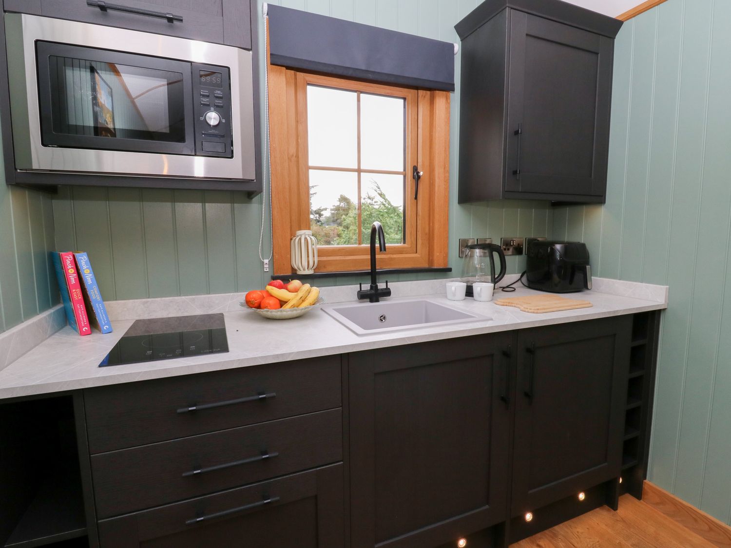 Dam View Shepherds Hut in Rhayader, Powys. Couple's retreat. Open-plan living. Mountain views. WiFi.