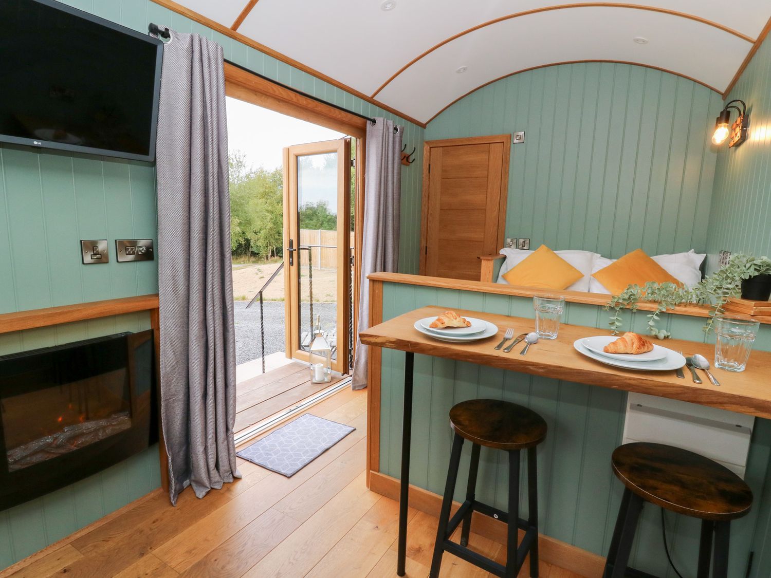 Dam View Shepherds Hut in Rhayader, Powys. Couple's retreat. Open-plan living. Mountain views. WiFi.