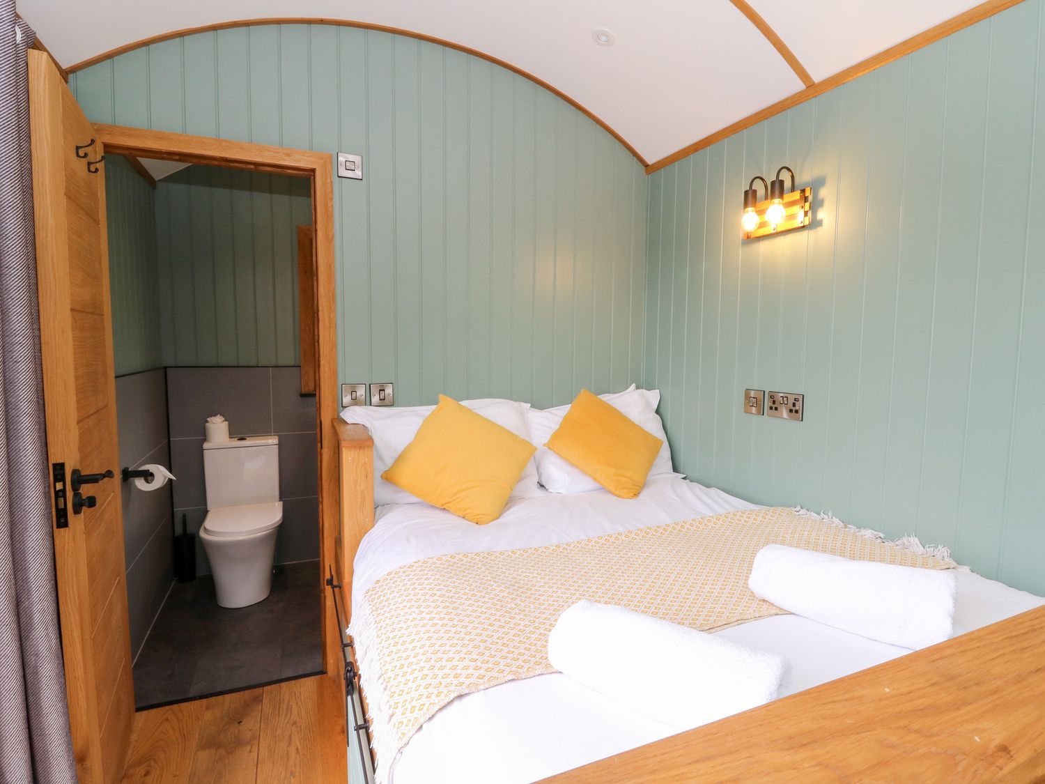 Dam View Shepherds Hut in Rhayader, Powys. Couple's retreat. Open-plan living. Mountain views. WiFi.
