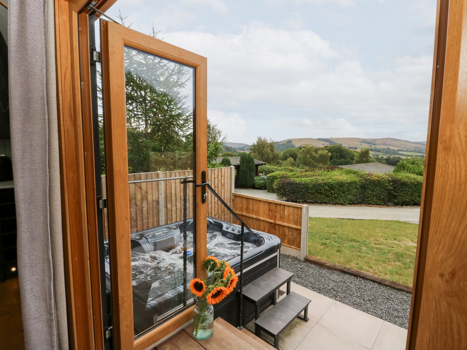 Dam View Shepherds Hut in Rhayader, Powys. Couple's retreat. Open-plan living. Mountain views. WiFi.