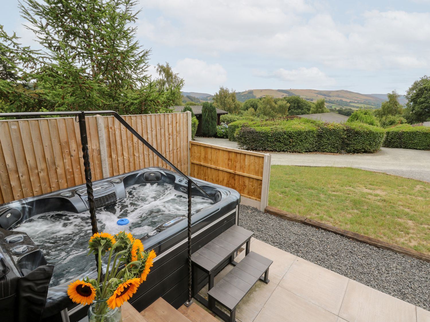 Dam View Shepherds Hut in Rhayader, Powys. Couple's retreat. Open-plan living. Mountain views. WiFi.