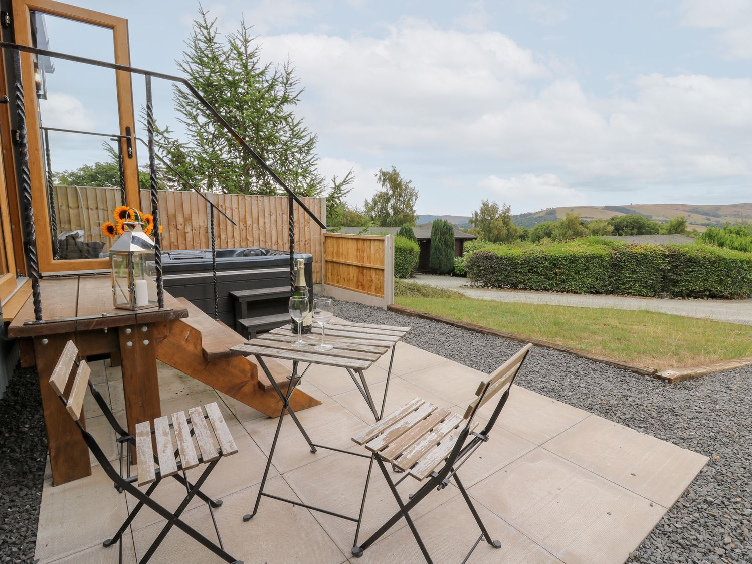 Dam View Shepherds Hut in Rhayader, Powys. Couple's retreat. Open-plan living. Mountain views. WiFi.