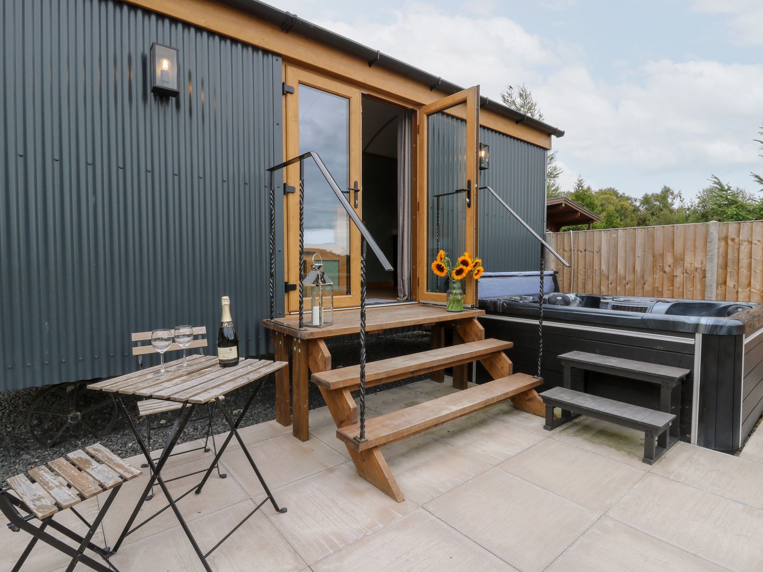 Dam View Shepherds Hut in Rhayader, Powys. Couple's retreat. Open-plan living. Mountain views. WiFi.