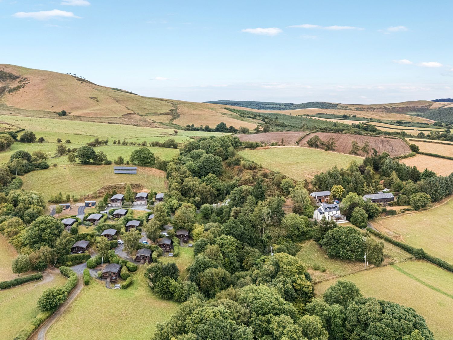Dam View Shepherds Hut in Rhayader, Powys. Couple's retreat. Open-plan living. Mountain views. WiFi.