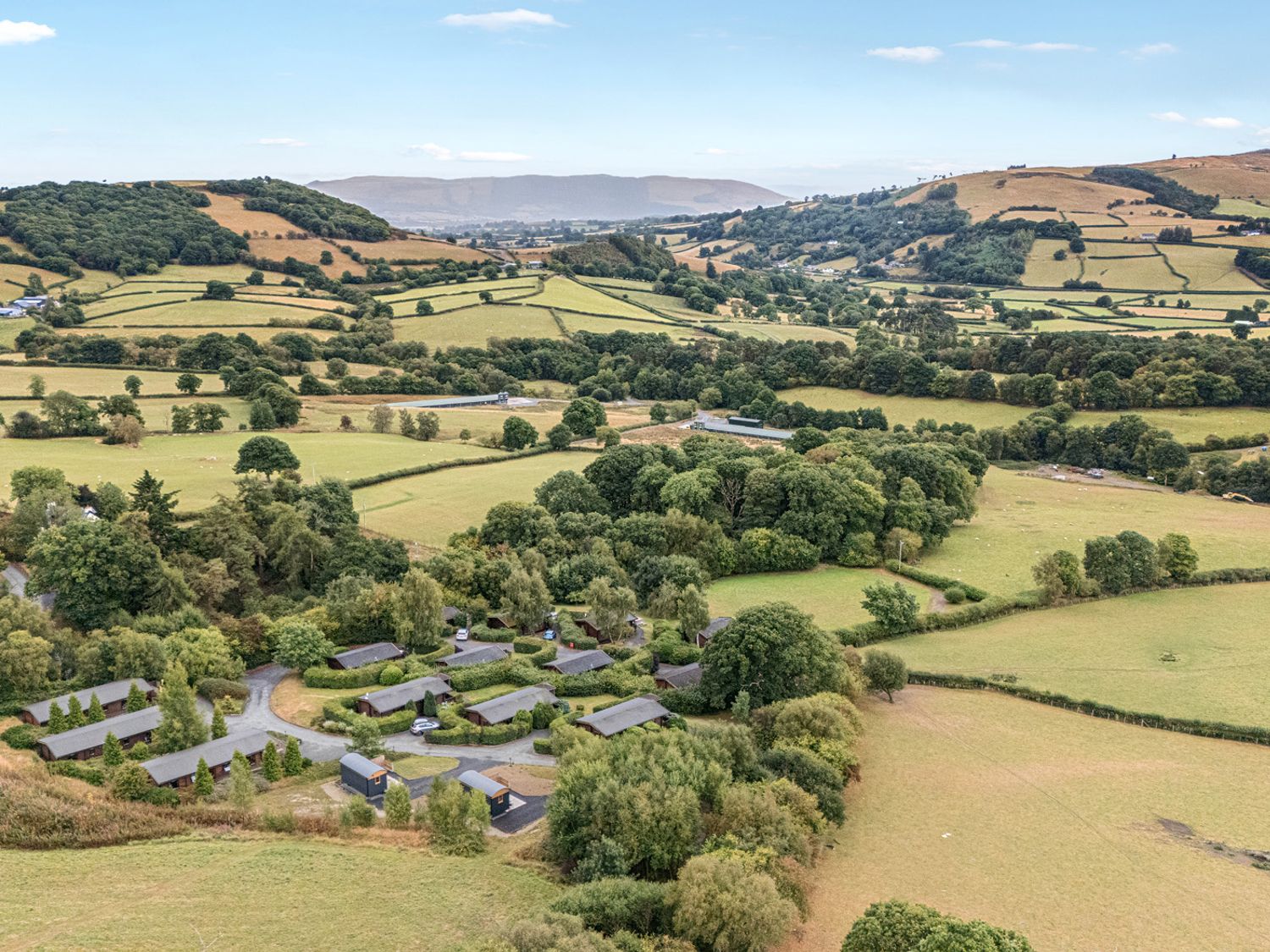 Dam View Shepherds Hut in Rhayader, Powys. Couple's retreat. Open-plan living. Mountain views. WiFi.