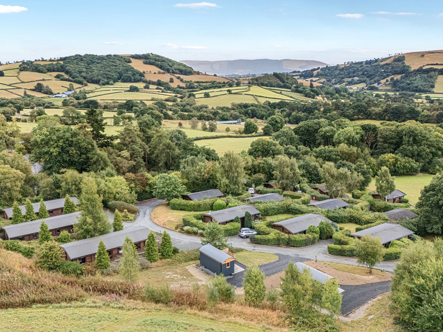Dam View Shepherds Hut in Rhayader, Powys. Couple's retreat. Open-plan living. Mountain views. WiFi.