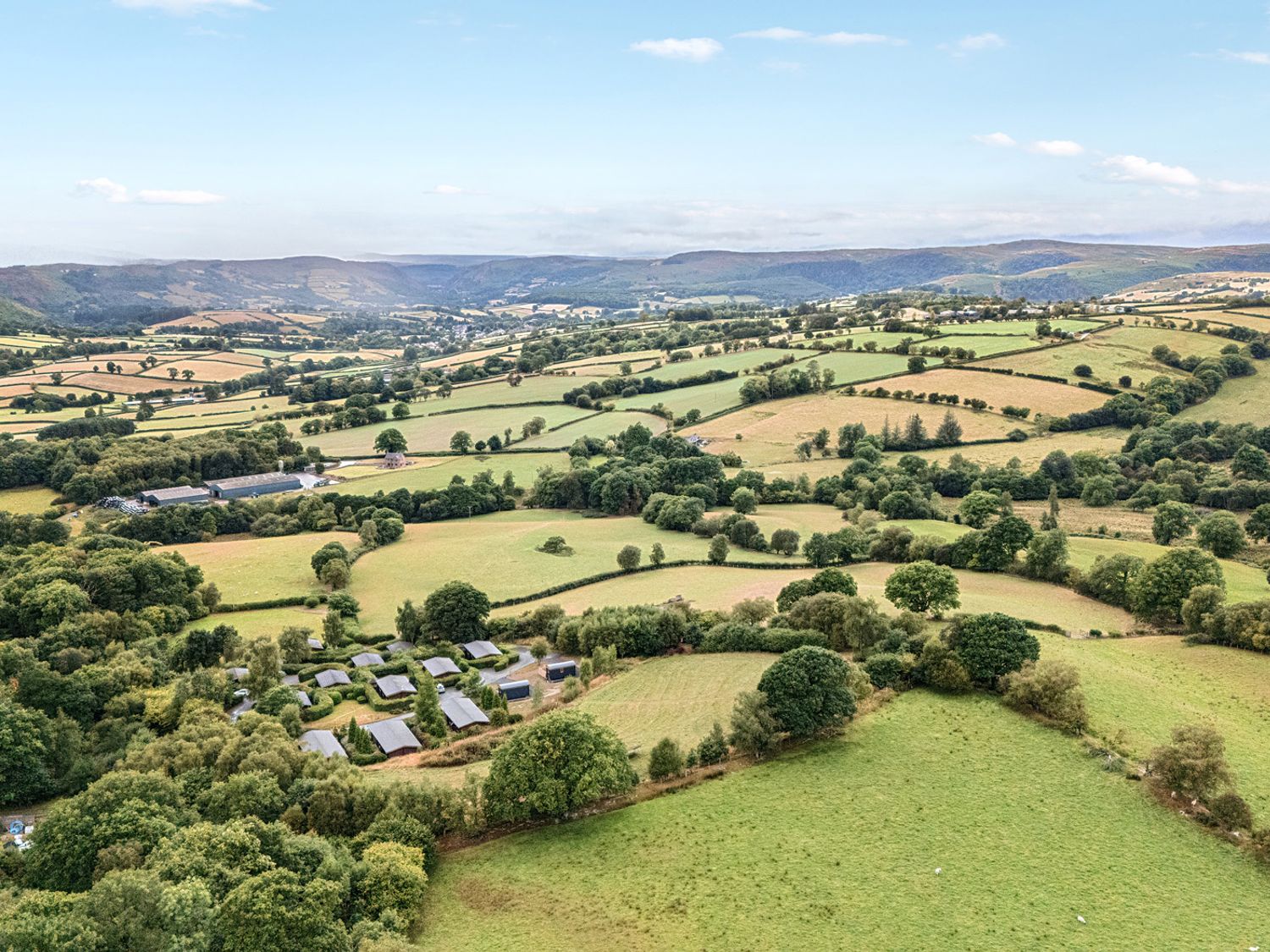 Dam View Shepherds Hut in Rhayader, Powys. Couple's retreat. Open-plan living. Mountain views. WiFi.