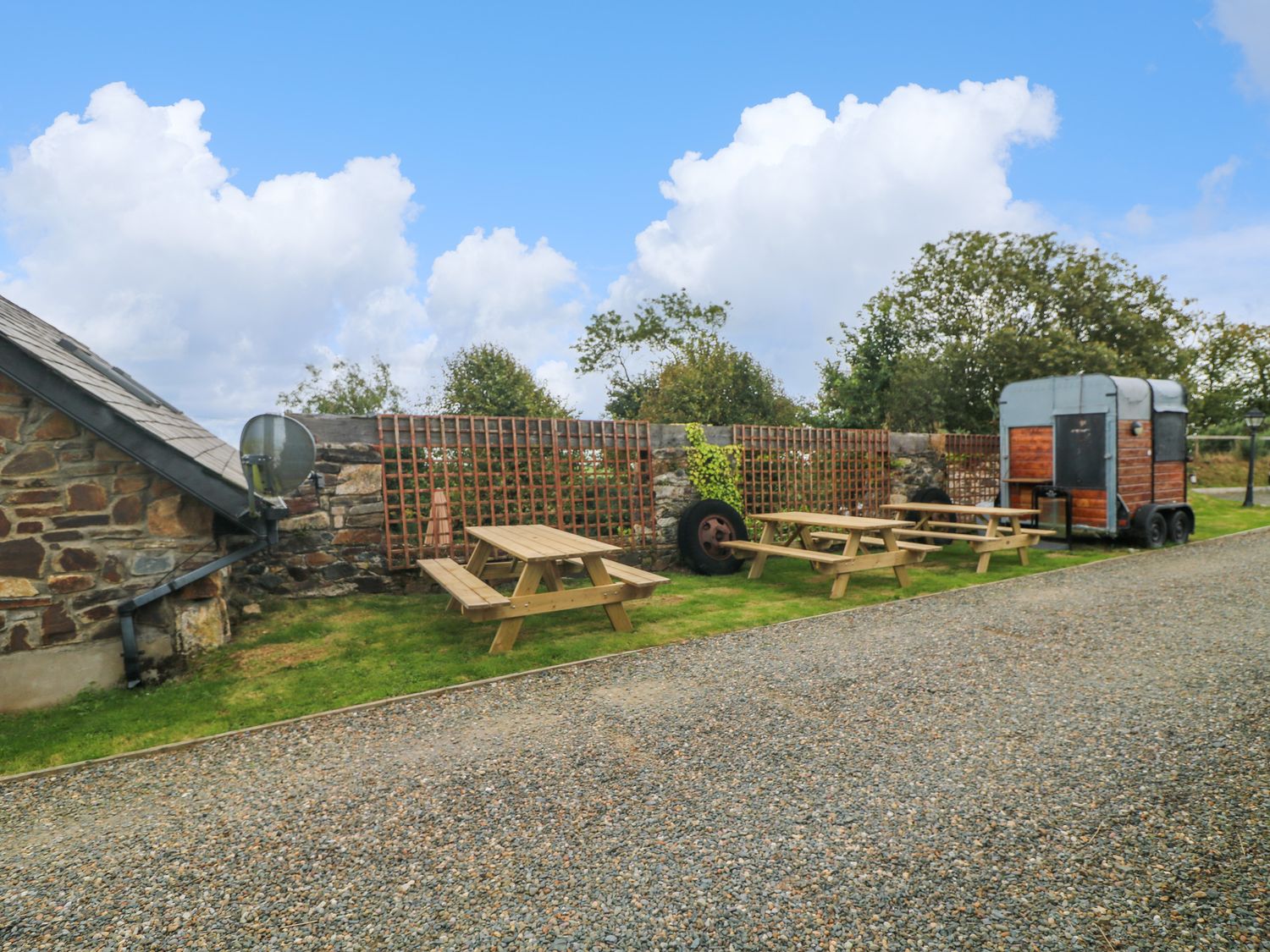 argazer, Ballymoney, Co. Wexford. Outdoor shower. Underfloor heating. Sea views. Close to a beach.