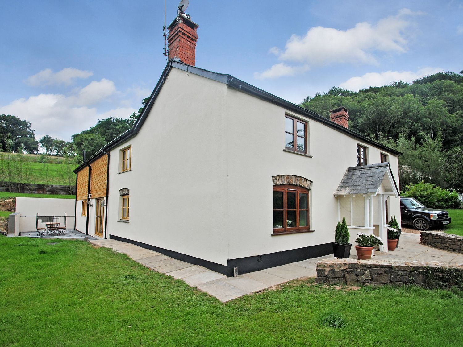 Exmoor Farmhouse, Bampton, Devon. Hot tub. Smart TV. Near to pub. Woodburning stove. Open-plan. WiFi