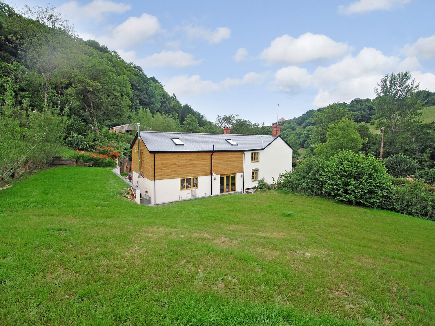 Exmoor Farmhouse, Bampton, Devon. Hot tub. Smart TV. Near to pub. Woodburning stove. Open-plan. WiFi