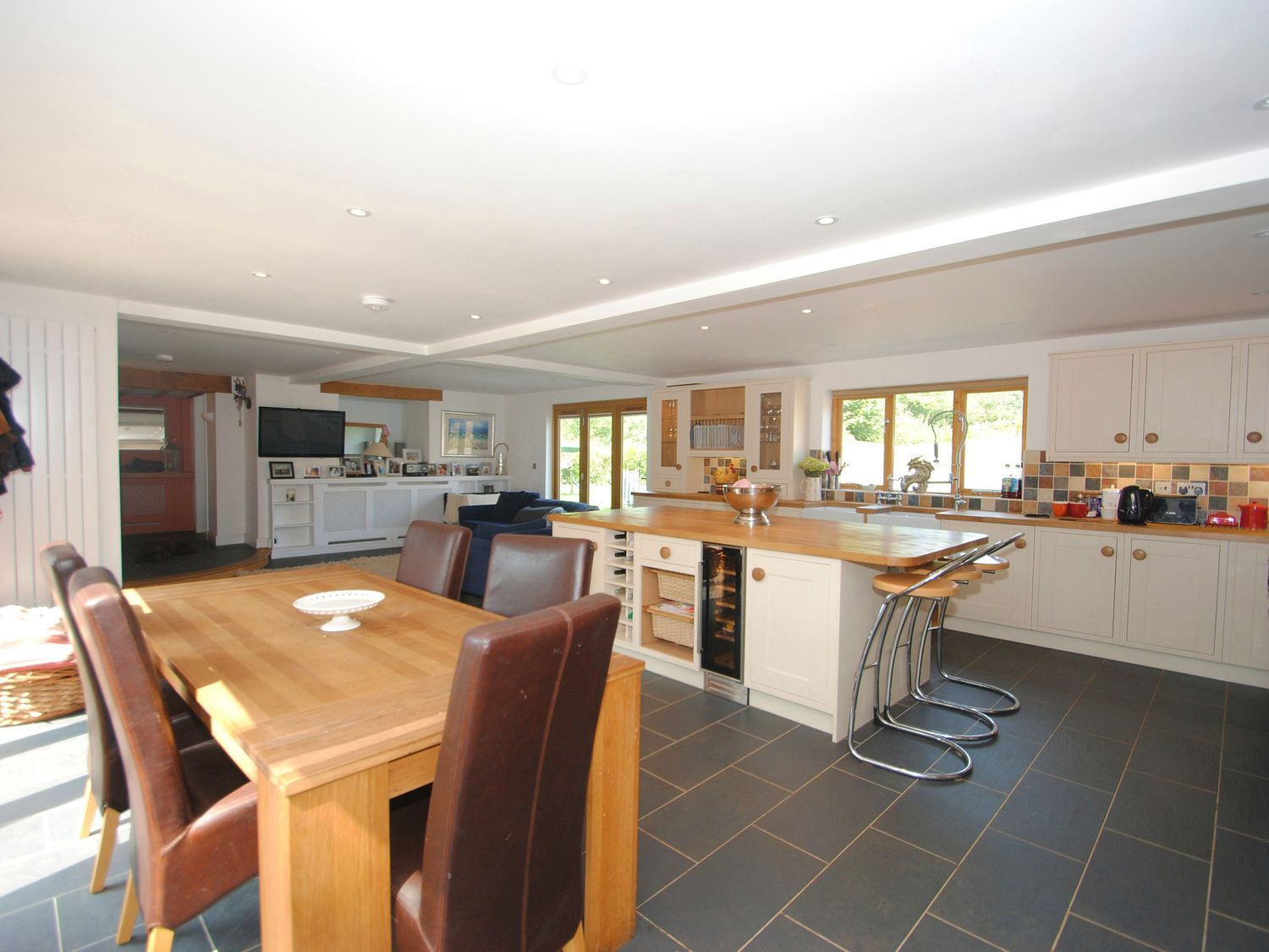 Exmoor Farmhouse, Bampton, Devon. Hot tub. Smart TV. Near to pub. Woodburning stove. Open-plan. WiFi