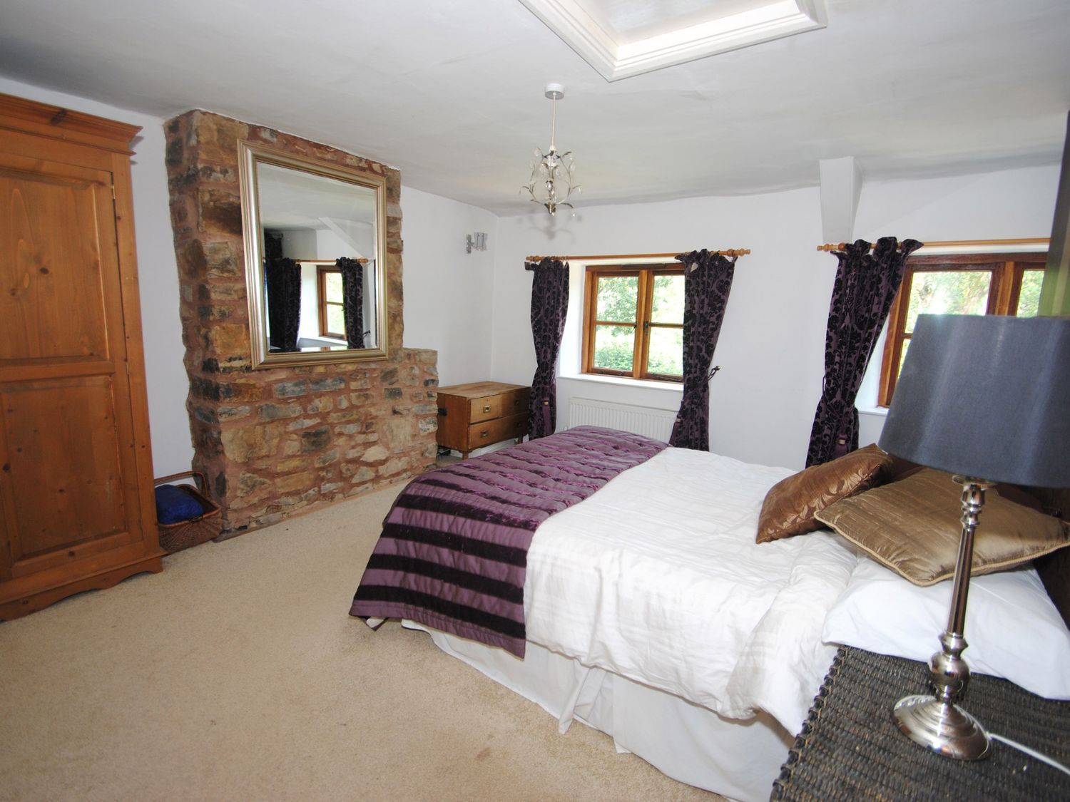 Exmoor Farmhouse, Bampton, Devon. Hot tub. Smart TV. Near to pub. Woodburning stove. Open-plan. WiFi