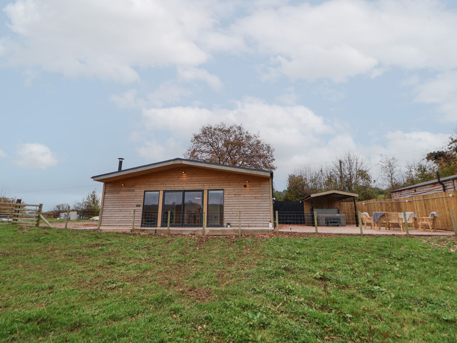 Elliw, Ruthin, Denbighshire. Hot tub. Woodburning stove. Family friendly. Off-road parking. Smart TV