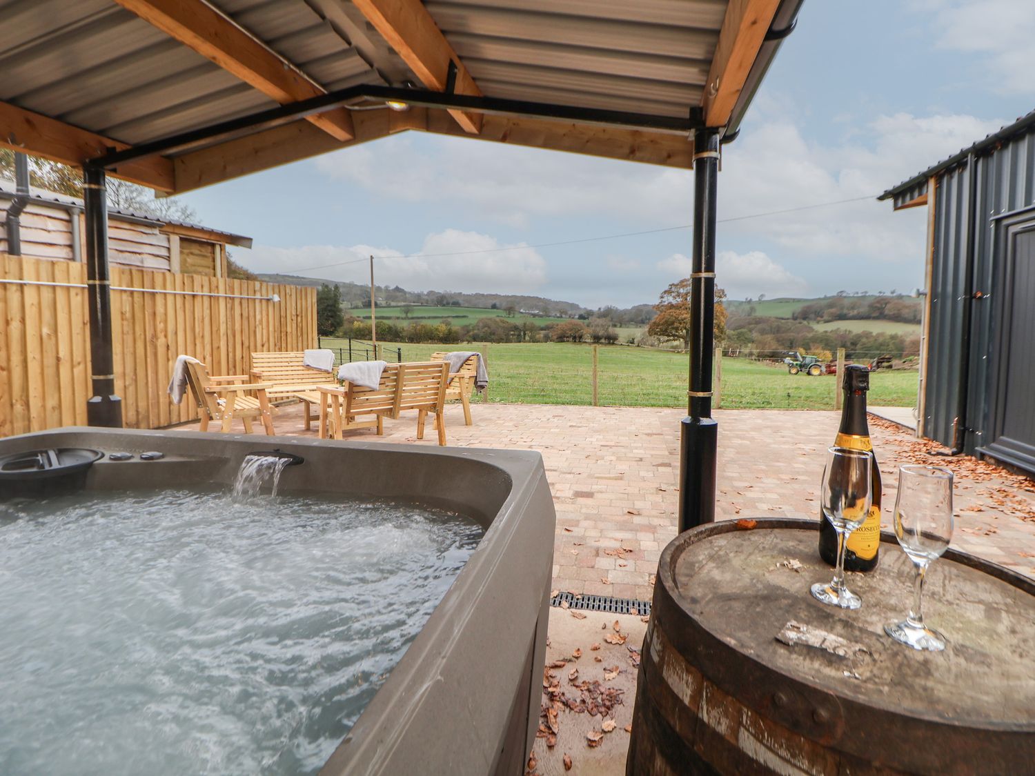 Elliw, Ruthin, Denbighshire. Hot tub. Woodburning stove. Family friendly. Off-road parking. Smart TV