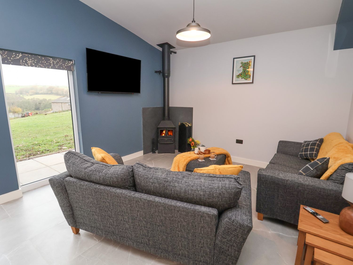 Elliw, Ruthin, Denbighshire. Hot tub. Woodburning stove. Family friendly. Off-road parking. Smart TV