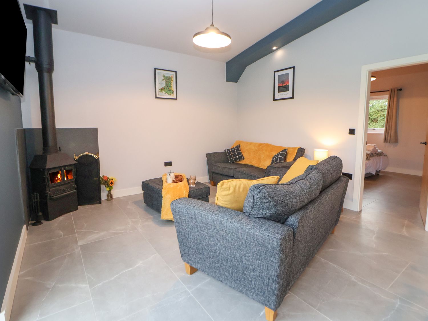 Elliw, Ruthin, Denbighshire. Hot tub. Woodburning stove. Family friendly. Off-road parking. Smart TV