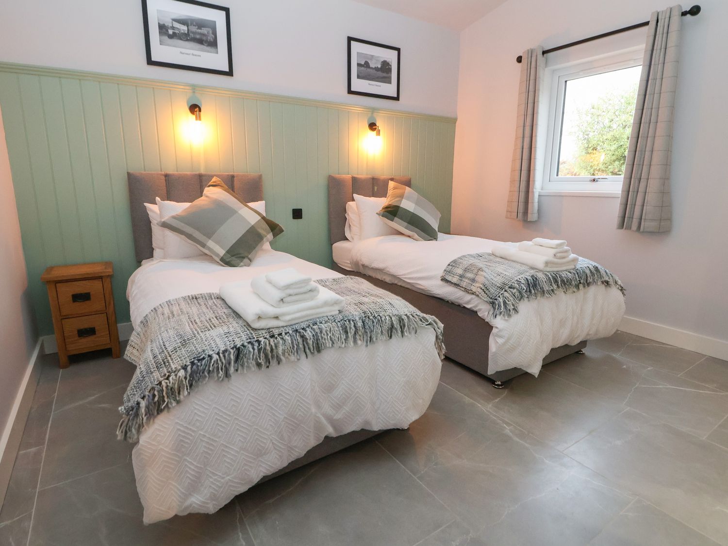 Elliw, Ruthin, Denbighshire. Hot tub. Woodburning stove. Family friendly. Off-road parking. Smart TV