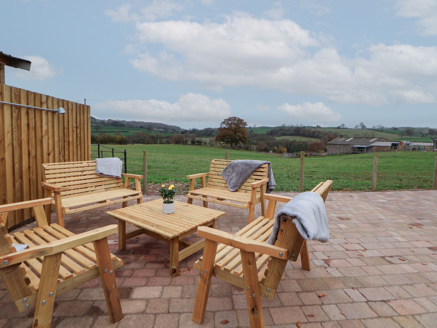 Elliw, Ruthin, Denbighshire. Hot tub. Woodburning stove. Family friendly. Off-road parking. Smart TV