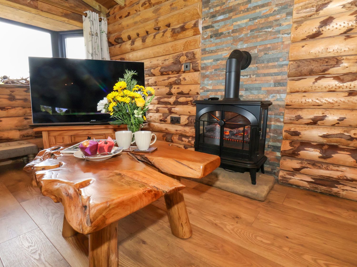 Stag Lodge is in Whitby, North Yorkshire. Single-storey. Hot tub. Pet-friendly. WiFi. Close to beach