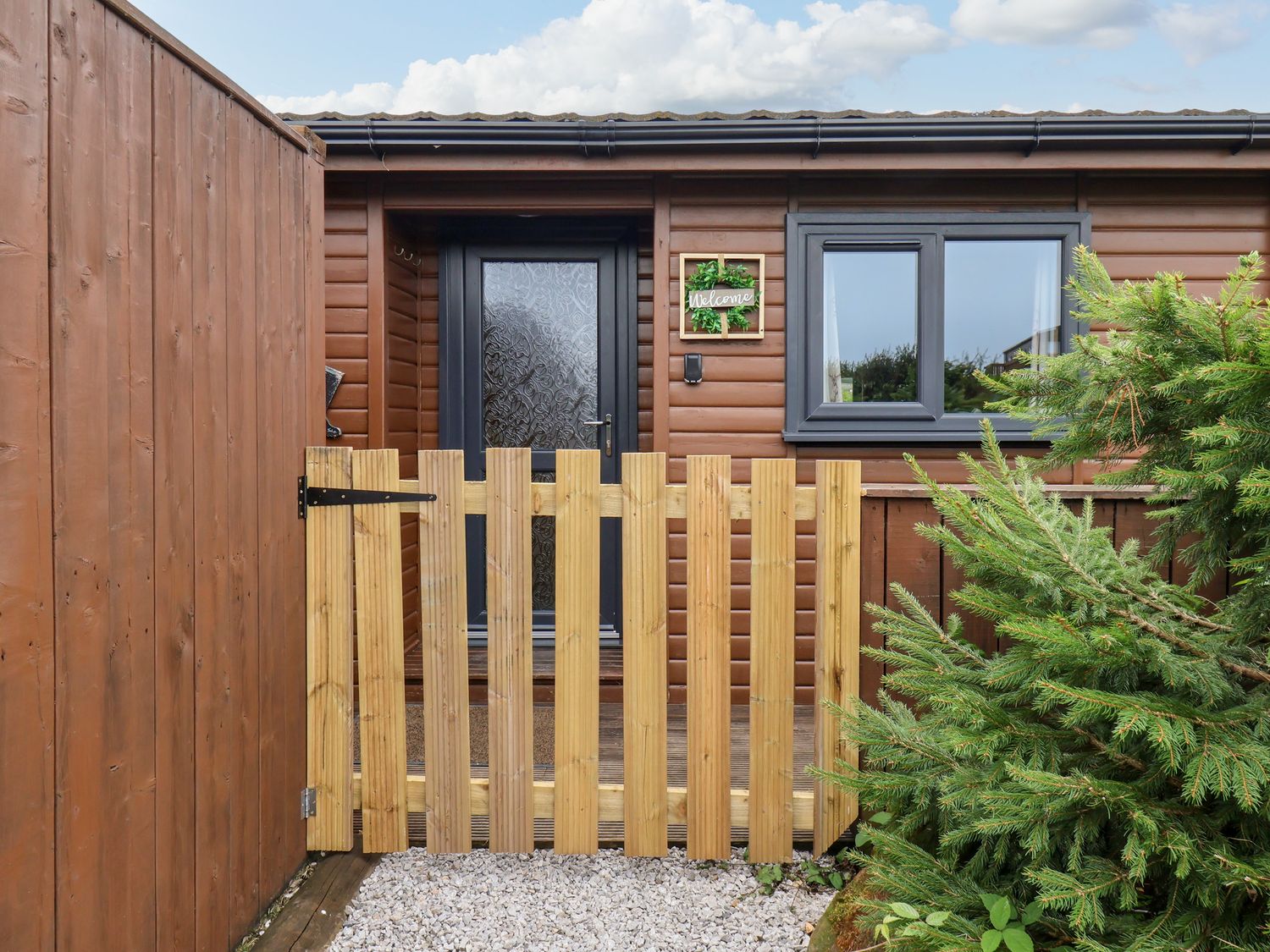 Stag Lodge is in Whitby, North Yorkshire. Single-storey. Hot tub. Pet-friendly. WiFi. Close to beach