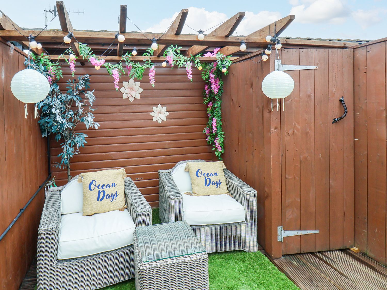 Stag Lodge is in Whitby, North Yorkshire. Single-storey. Hot tub. Pet-friendly. WiFi. Close to beach