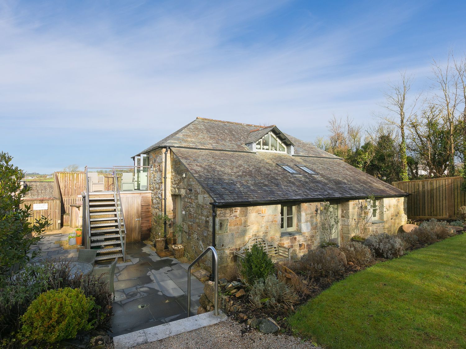 Stable Loft in , St Columb Major. Enclosed garden. Open plan. En-suite. Near coast. Off-road parking