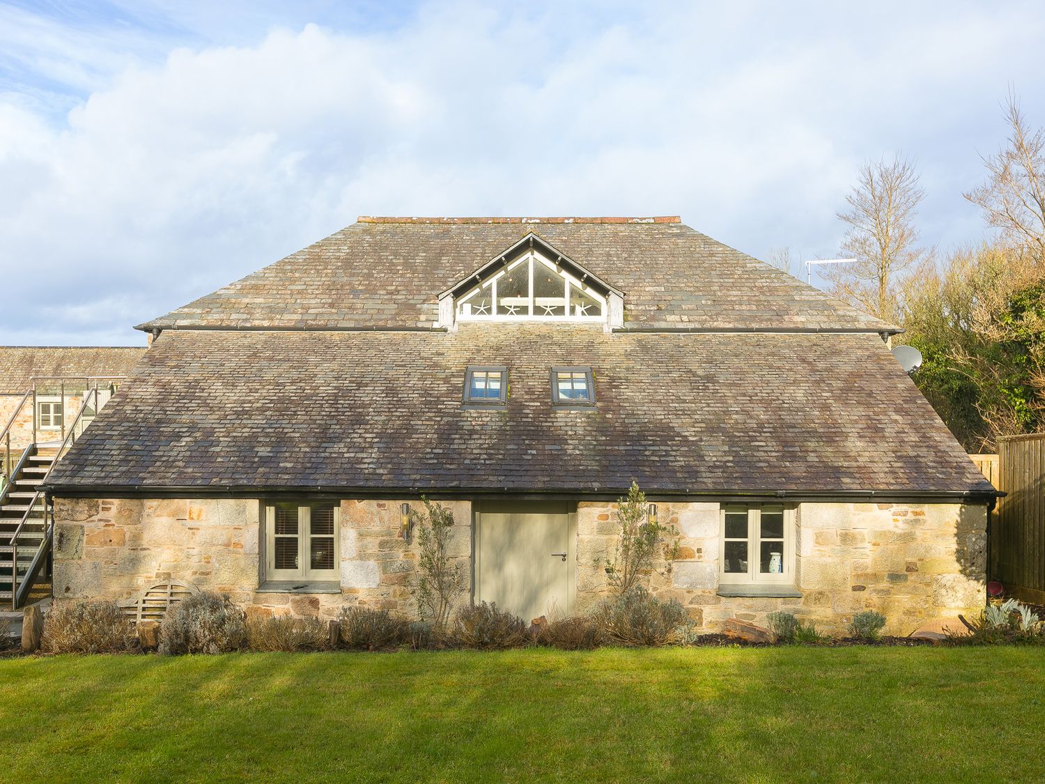 Stable Loft in , St Columb Major. Enclosed garden. Open plan. En-suite. Near coast. Off-road parking