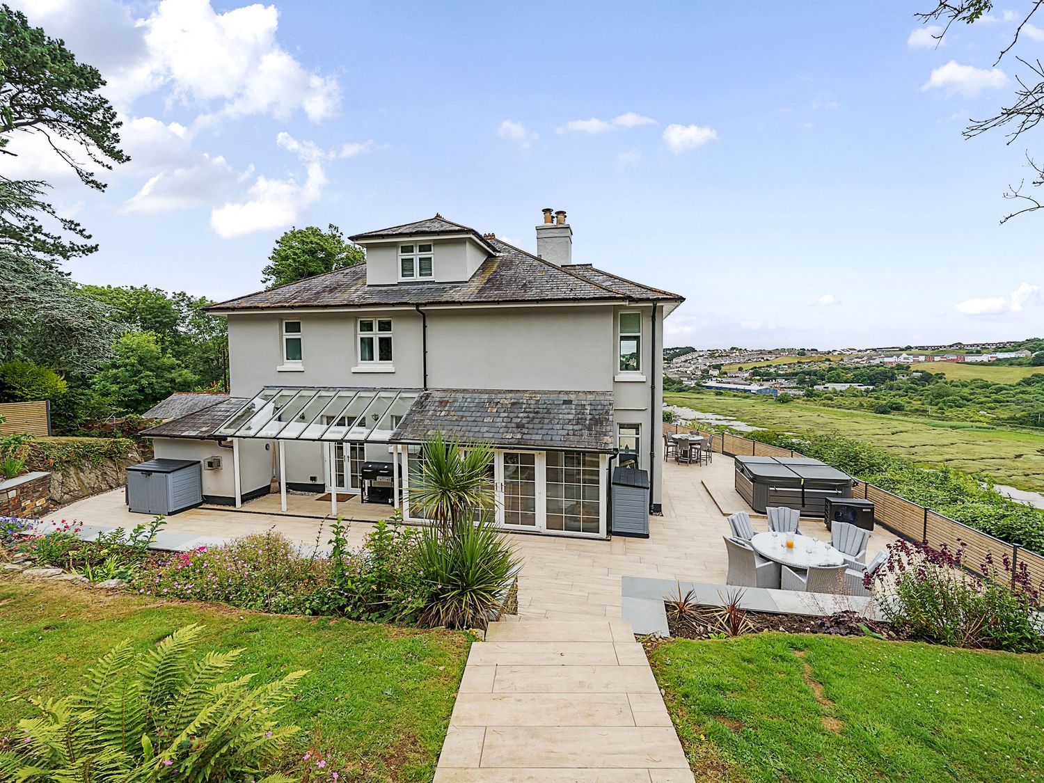 Mallacleave House in Bideford, Devon. Woodburning stove. Panoramic views. Hot tub. Countryside views