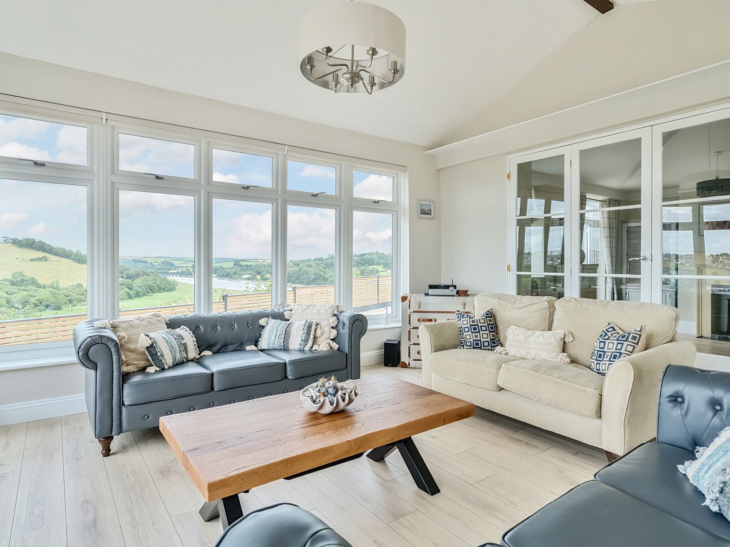 Mallacleave House in Bideford, Devon. Woodburning stove. Panoramic views. Hot tub. Countryside views