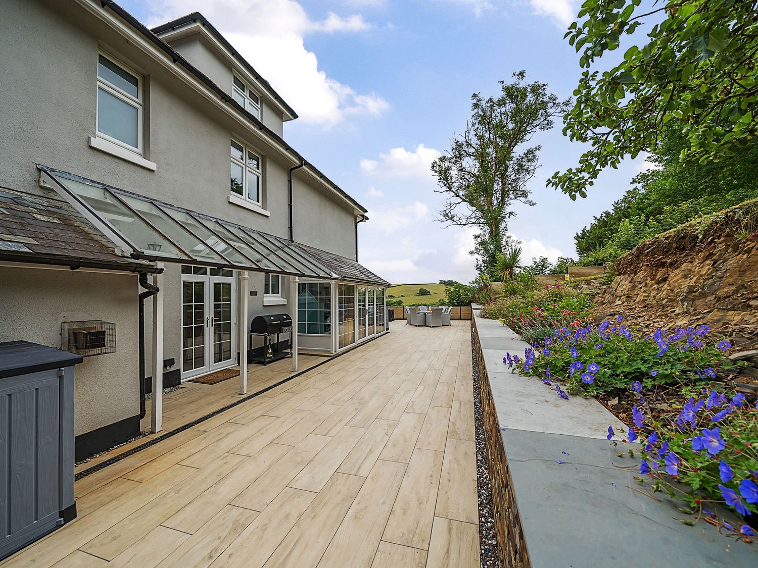 Mallacleave House in Bideford, Devon. Woodburning stove. Panoramic views. Hot tub. Countryside views