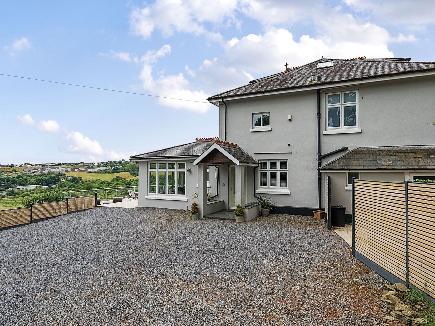 Mallacleave House in Bideford, Devon. Woodburning stove. Panoramic views. Hot tub. Countryside views