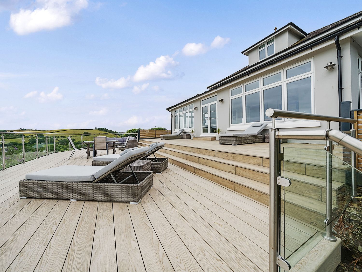 Mallacleave House in Bideford, Devon. Woodburning stove. Panoramic views. Hot tub. Countryside views