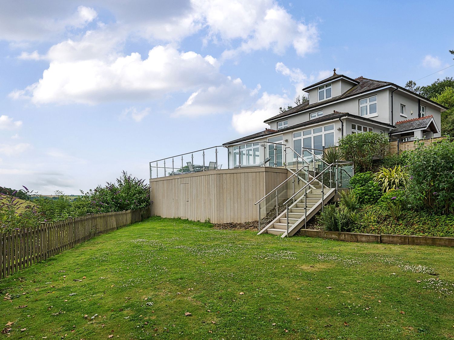 Mallacleave House in Bideford, Devon. Woodburning stove. Panoramic views. Hot tub. Countryside views